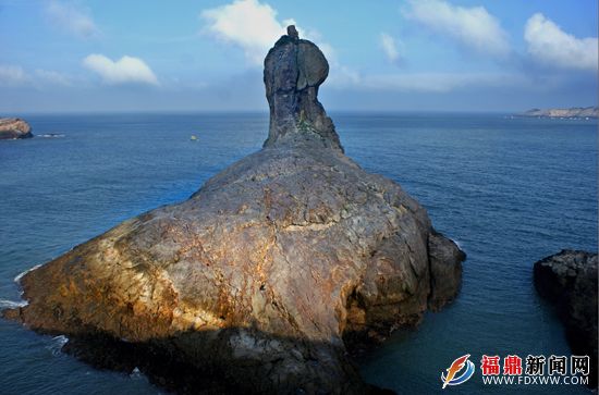 10臺(tái)山島上著名的“雨傘礁”猶如天鵝雄踞茫茫東海。.JPG