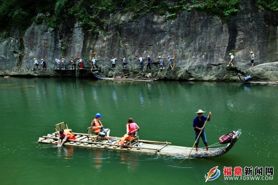 有人飛檐走壁，有人湖中泛舟，恍若“人在畫(huà)中游” 吳維泉攝.JPG