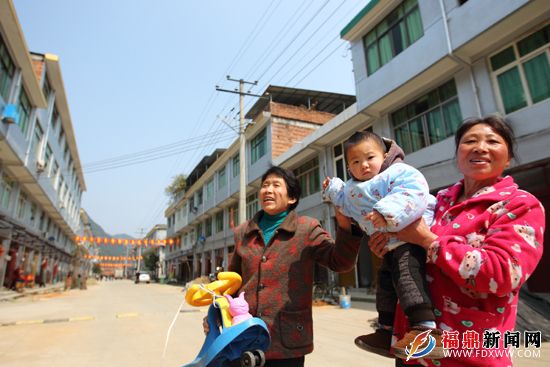 瞧，這里將成為旅游購物休閑一條街。赤溪村民杜大媽一家站著村口，臉上掛滿幸福（林熙  雷順號攝）.JPG