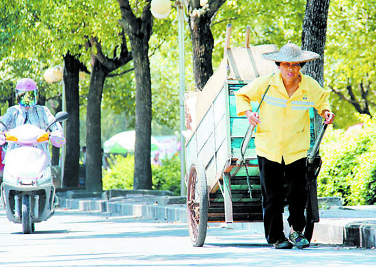 高溫下的堅守 夏日，他們用汗水扮靚城市