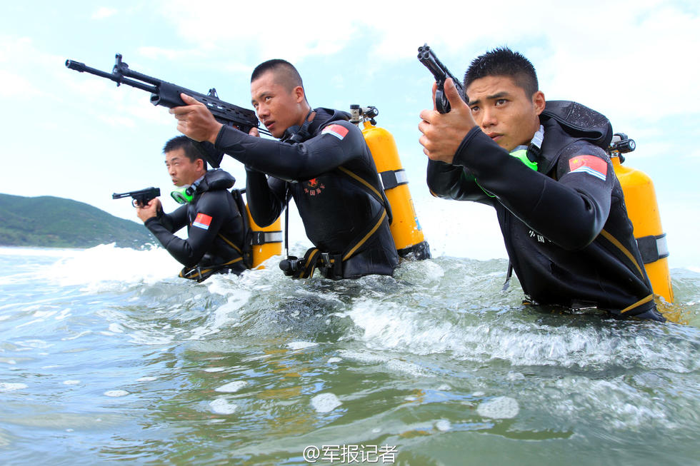 組圖：海軍陸戰(zhàn)隊蛙人南海訓練 手持水下槍