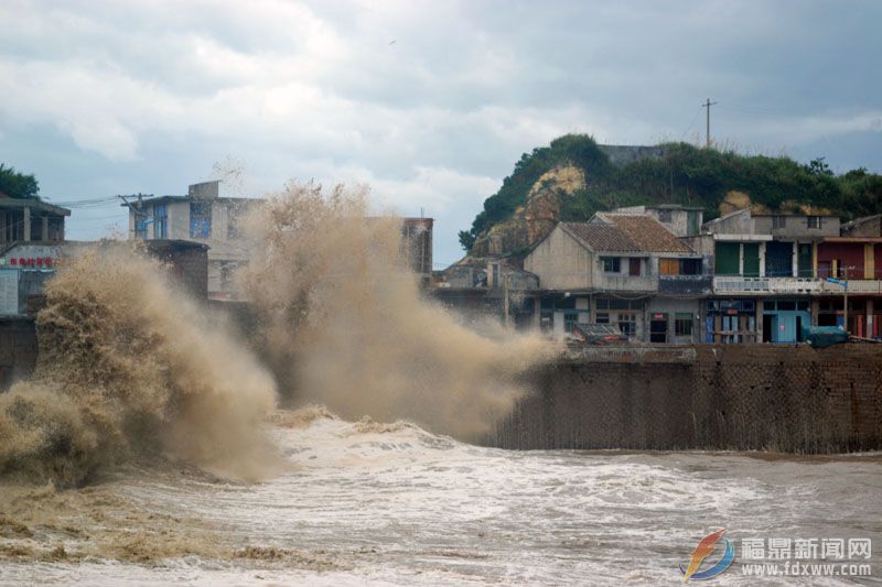 受臺(tái)風(fēng)“燦鴻”影響   崳山沿岸掀起巨浪