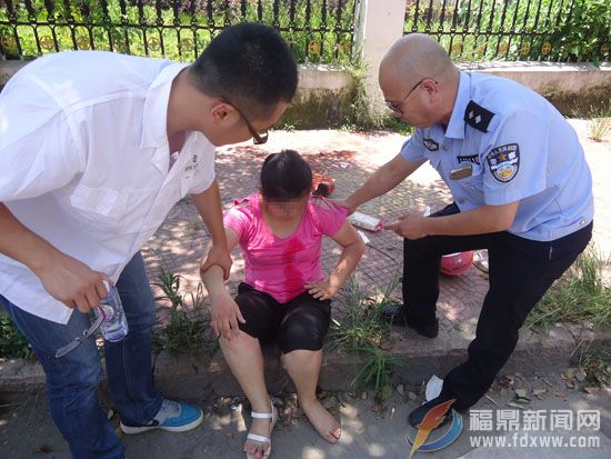 女子中暑暈倒 民警出警救助.jpg