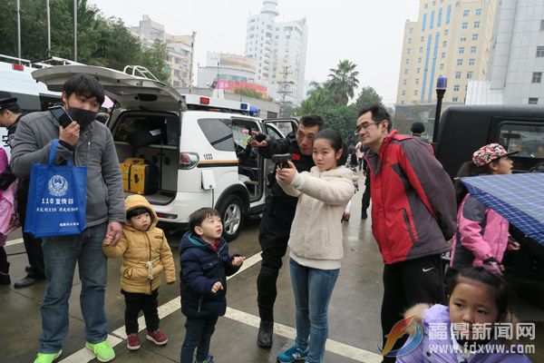 福鼎警方開展“向人民匯報”暨“群眾的110，你我的30年”110主題宣傳活動