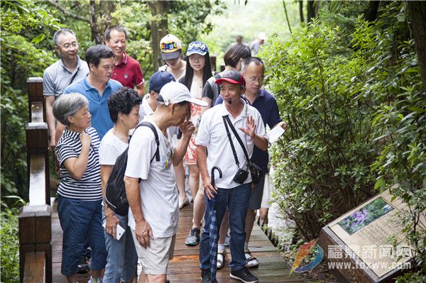 專家學者聽導游講解太姥山.jpg