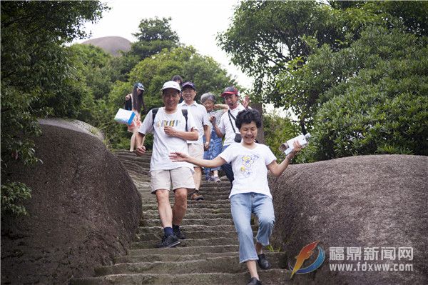 專家學者下太姥山.jpg