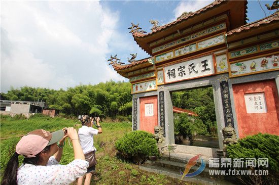 2015年廈大博士訪問團(tuán)采訪王氏宗祠.jpg