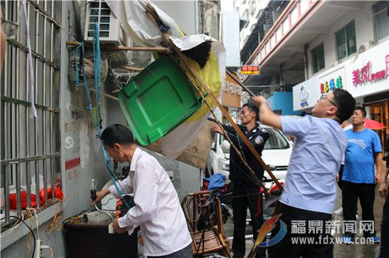 圖中這位白襯衫大叔，突發(fā)奇想，把遮雨棚搭在了別人的空調(diào)機上，殊不知這有多危險！.jpg