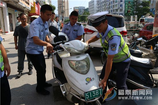 交警將占道?？康碾娖寇嚢徇M(jìn)指定?？奎c(diǎn).jpg