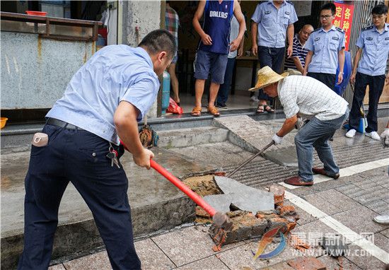 拆除私自搭建的店外“平臺(tái)”.jpg