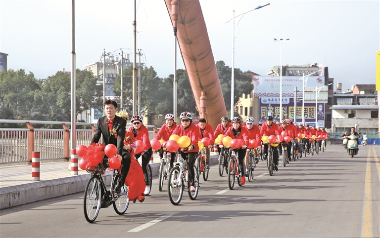 福鼎單車迎親隊伍成為當日街頭一道亮麗的風景線