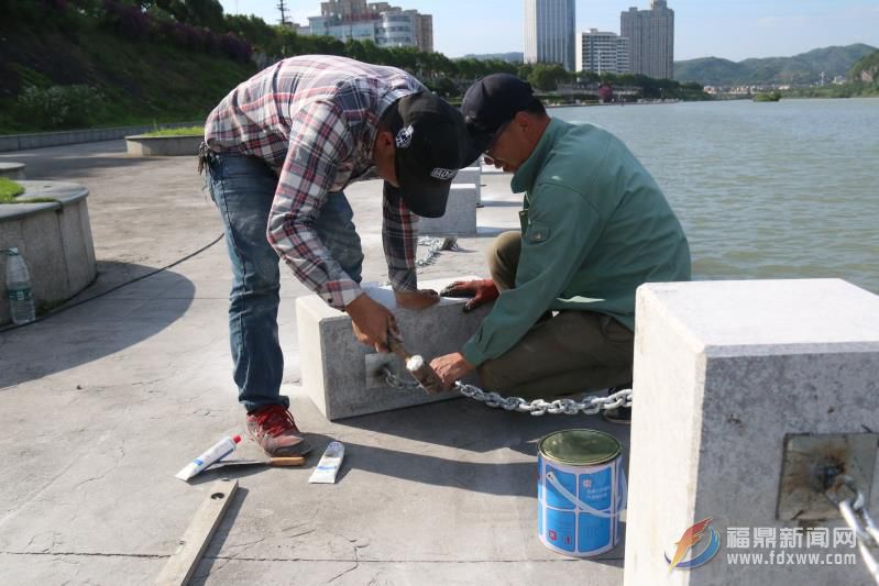 桐山溪部分沿溪路段鋪設防護石墩 保證市民游玩安全