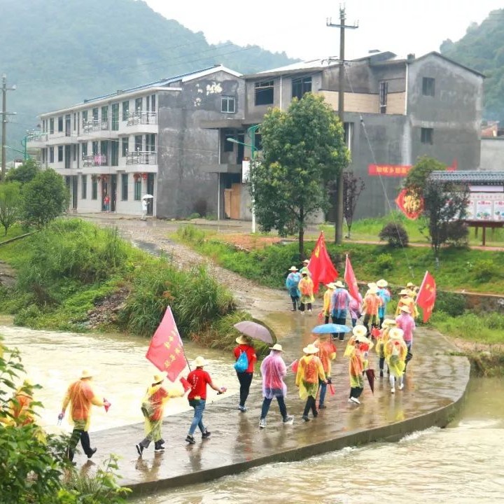 唱紅歌、參觀紀念館、重溫誓詞......他們重走紅軍路，重溫革命崢嶸歲月