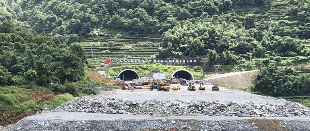 沙埕灣跨海通道工程青山隧道右洞順利貫通