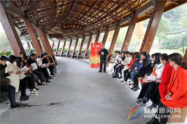 點頭鎮(zhèn)召開學(xué)習(xí)貫徹黨的十九屆四中全會精神市委宣講團報告會