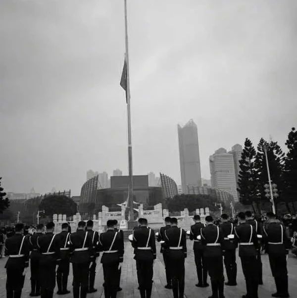 剛剛，福州暫停了三分鐘！東街口，五一廣場(chǎng)……這一幕幕讓人潸然淚下