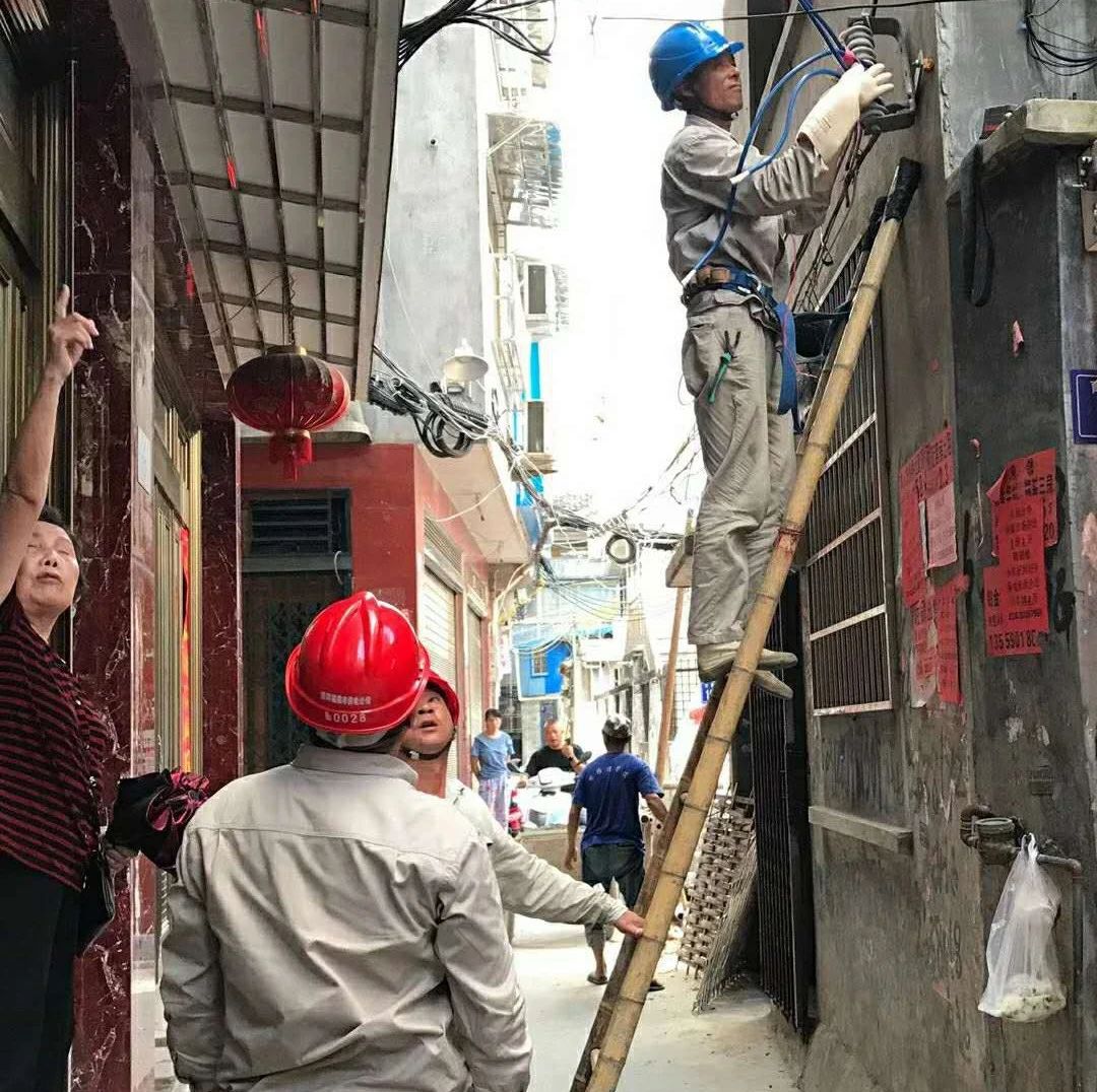 看！總有那么一抹“黨旗紅”在守護“近鄰”