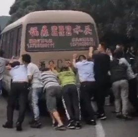 感動！兩名司機(jī)被困車內(nèi)，福鼎警民合力推車救人