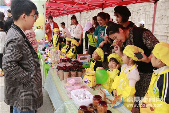 幼兒園孩子愛心義賣 半日募集善款近兩萬元