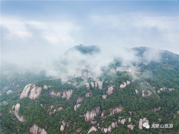 山里的云里霧里雨里，藏著不似人間的風(fēng)景