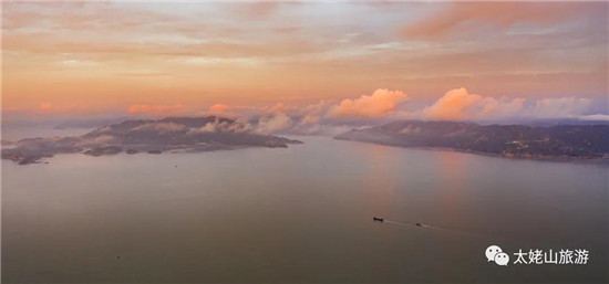 海中有島，島上有湖，湖邊有草……崳山島就是這樣一個(gè)美得不要不要的地方