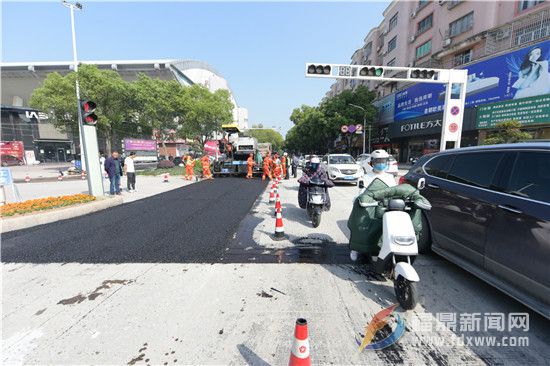 富陽路完成道路“白改黑”