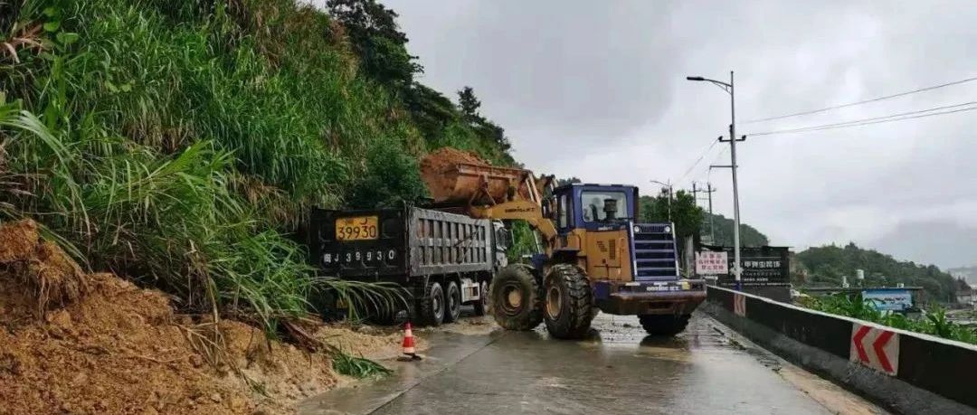 強(qiáng)降雨致福鼎多路段溜方，搶險(xiǎn)人員全力以赴忙搶通