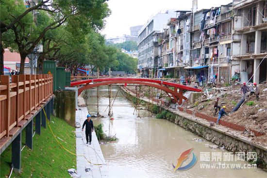 桐山休閑美食文化街區(qū)項(xiàng)目跨河廊橋形態(tài)初現(xiàn)