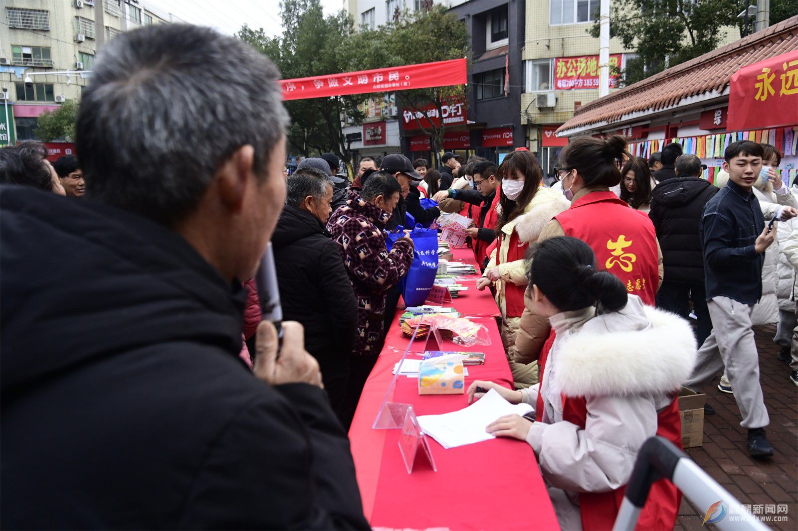 山前社區(qū)開(kāi)展“永遠(yuǎn)跟黨走 共創(chuàng)文明城 我們的節(jié)日·春節(jié)”主題創(chuàng)城宣傳活動(dòng)