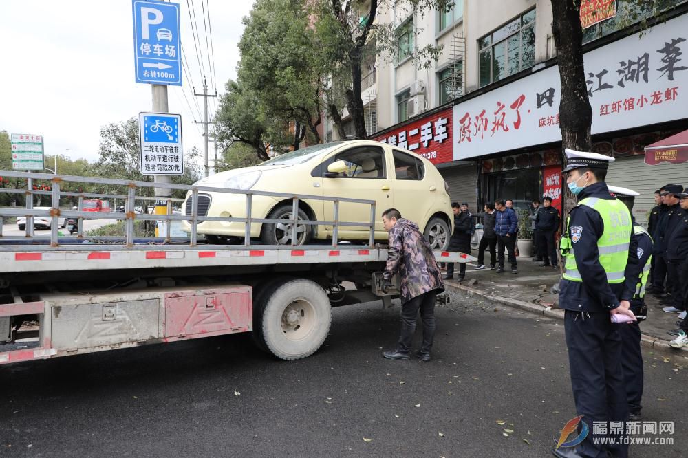 山前街道各部門(mén)聯(lián)合出擊整治“二手車”占道經(jīng)營(yíng)亂象