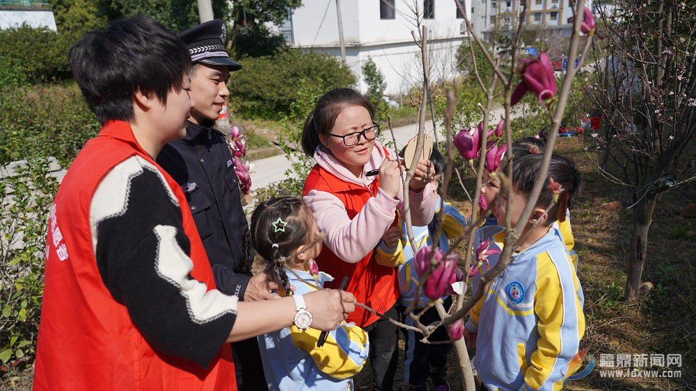 岙里社區(qū)：植樹(shù)添綠 共建綠色社區(qū)