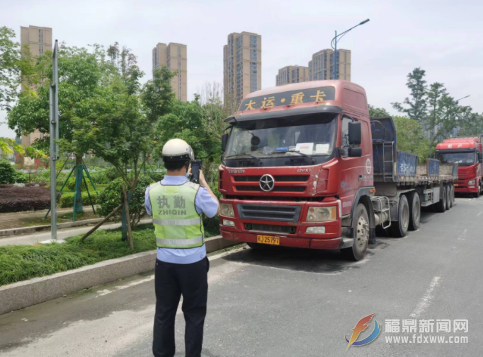 交警大隊(duì)：貨車“霸道”違停 交警重拳整治