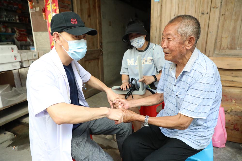 山前街道：進村入戶為老年人接種疫苗